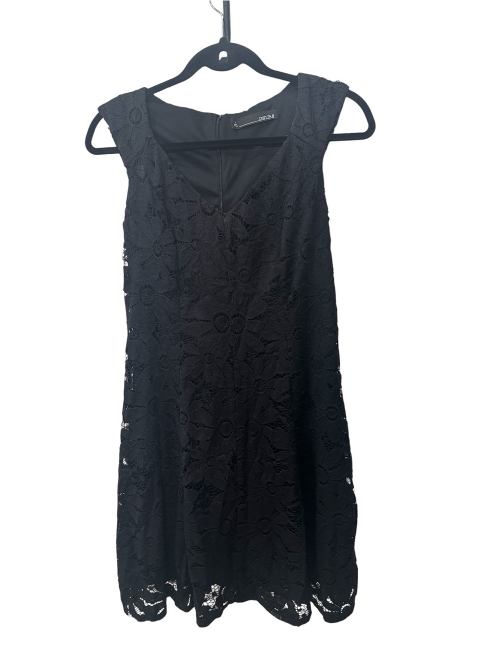 Chetta B floral lace dress features a v-neckline and a sleeveless design size 6